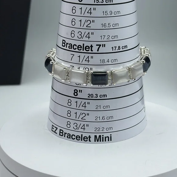 Monet thermoset black and white bracelet size 7.5. Vintage.​ - Picture 6 of 6